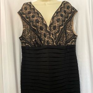 Adrianna Papell 20w Black and Nude Dress
